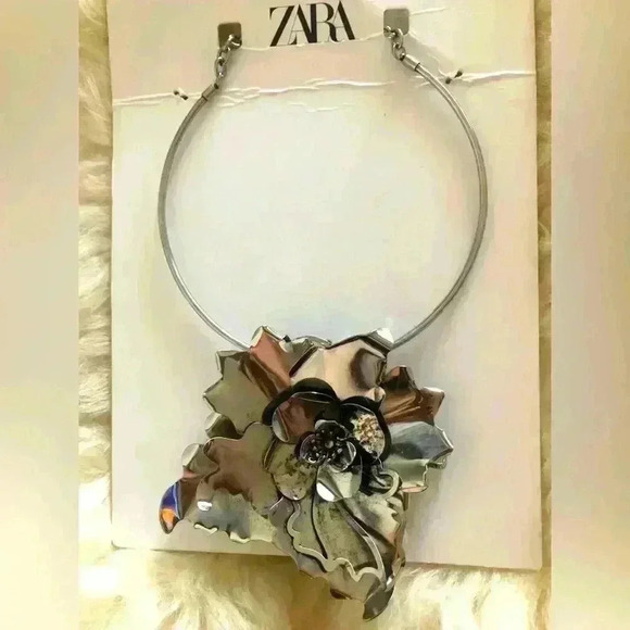 Zara Jewelry - Zara silver necklace with flower 🔥